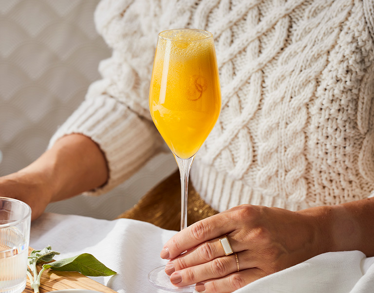 Cocktail pour le petit-déjeuner à base de vin mousseux et de jus d’orange.