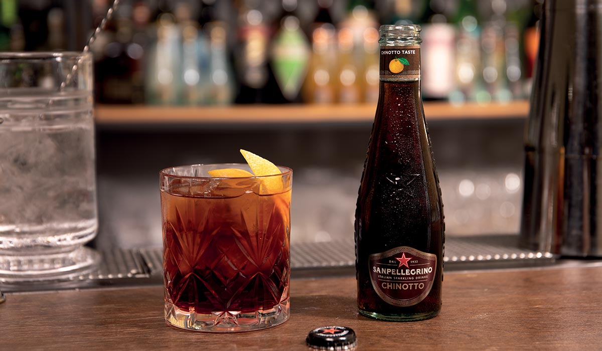 Le Sanpellegrino Americano est un cocktail au caractère fort. Son ingrédient principal est le Sanpellegrino Chinotto, une boisson bien reconnaissable à ses arômes puissants d’agrumes et d’épices boisées comme la cannelle.