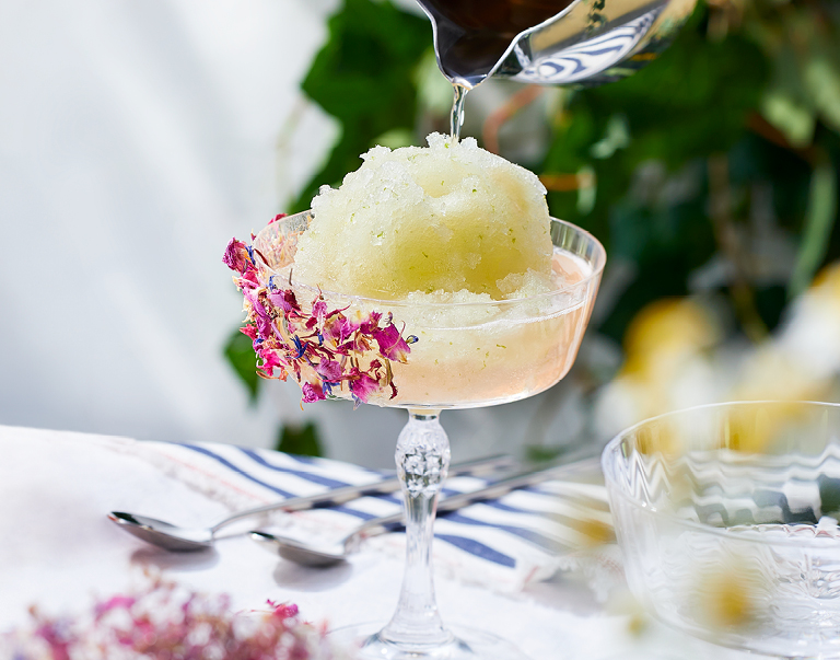 Cocktail à base d’eau de coco, de limoncello et de gin, garni de fleurs comestibles