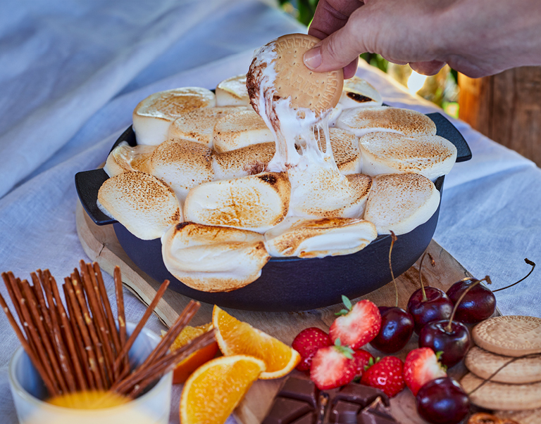 Marshmallows gratinés et fruits d’été au barbecue