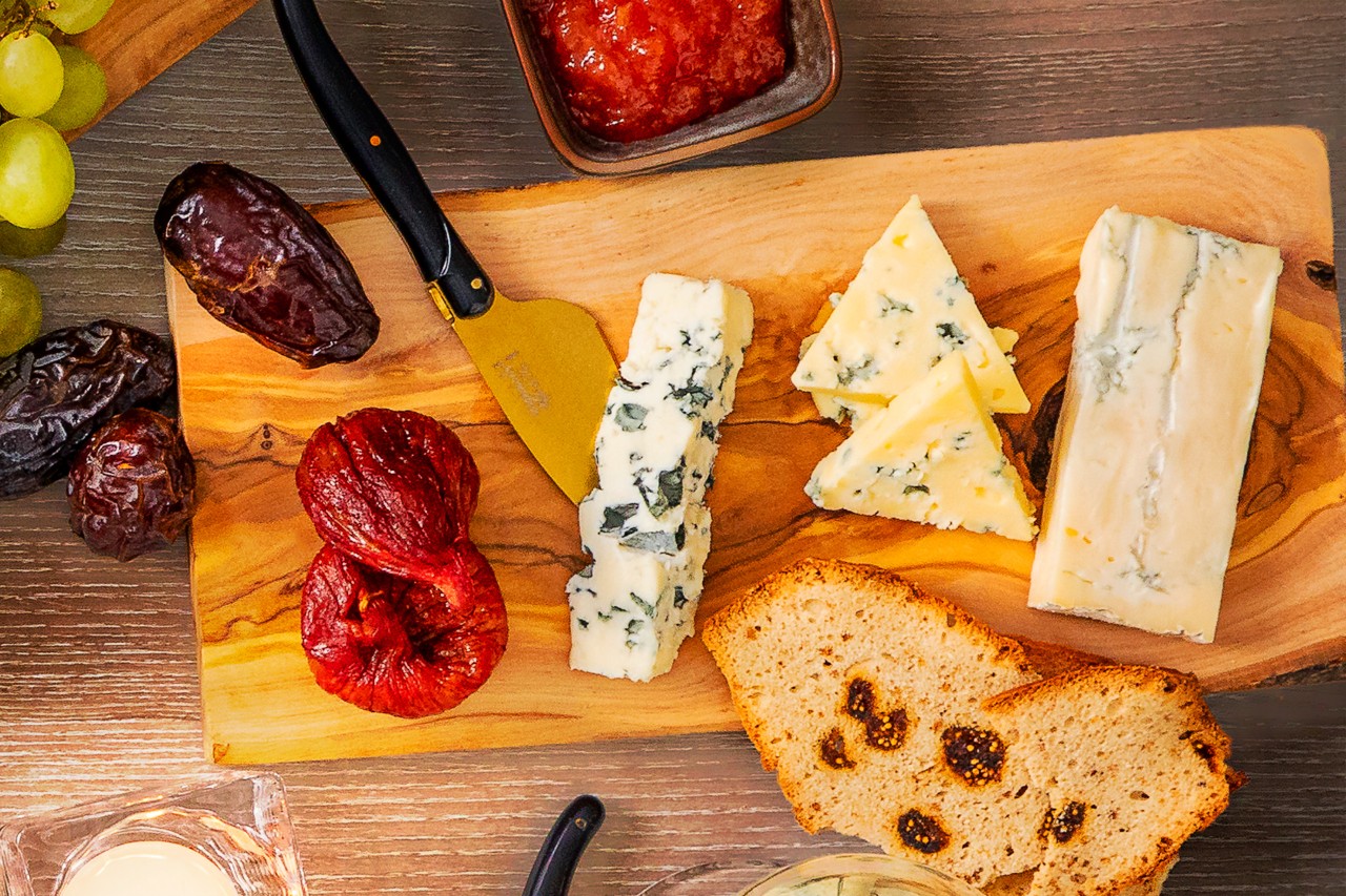 Plateau de fromage unique composé de 3 beaux fromages à pâte persillée.  