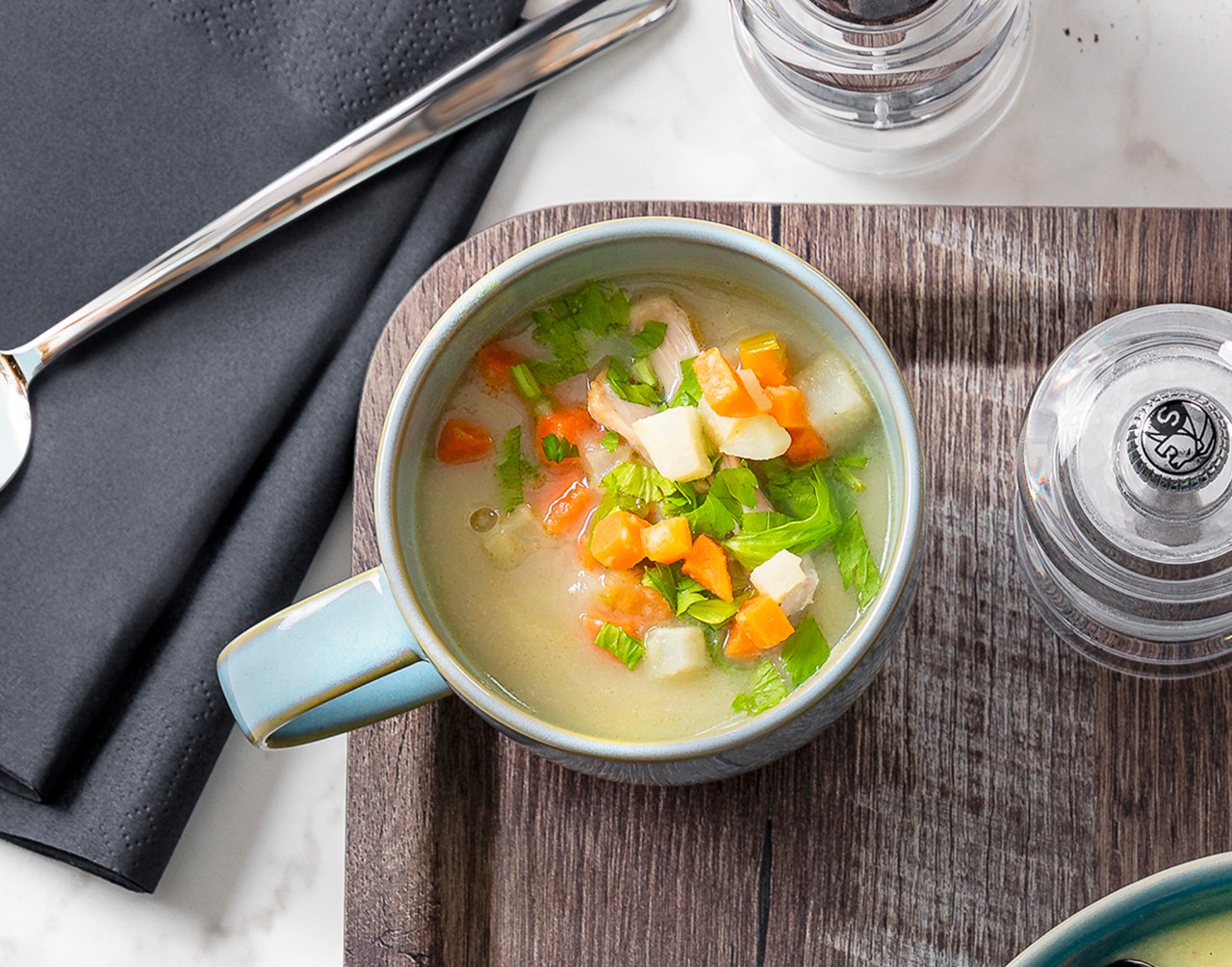 La délicieuse soupe de poulet classique, mais légèrement différente grâce à l'ajout de topinambours. 