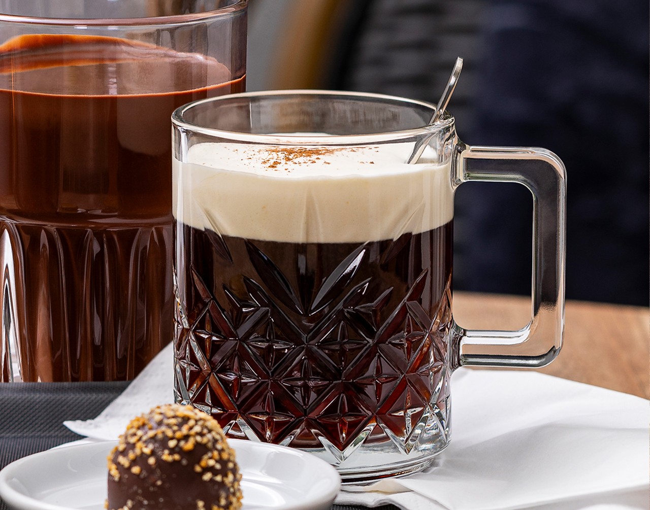 Un délicieux café avec de la liqueur de café, de la liqueur d'orange, du rhum épicé, de la crème fouettée lobée et un soupçon de cannelle.