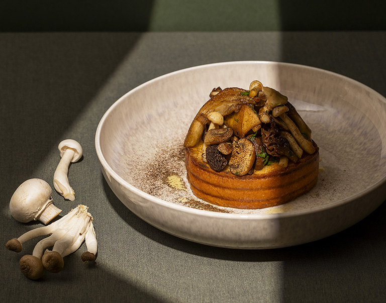 Tranches de brioche dorées, enduites de beurre, servies avec des champignons mixtes sautés, enrichis de vinaigre de mirin et d'estragon.