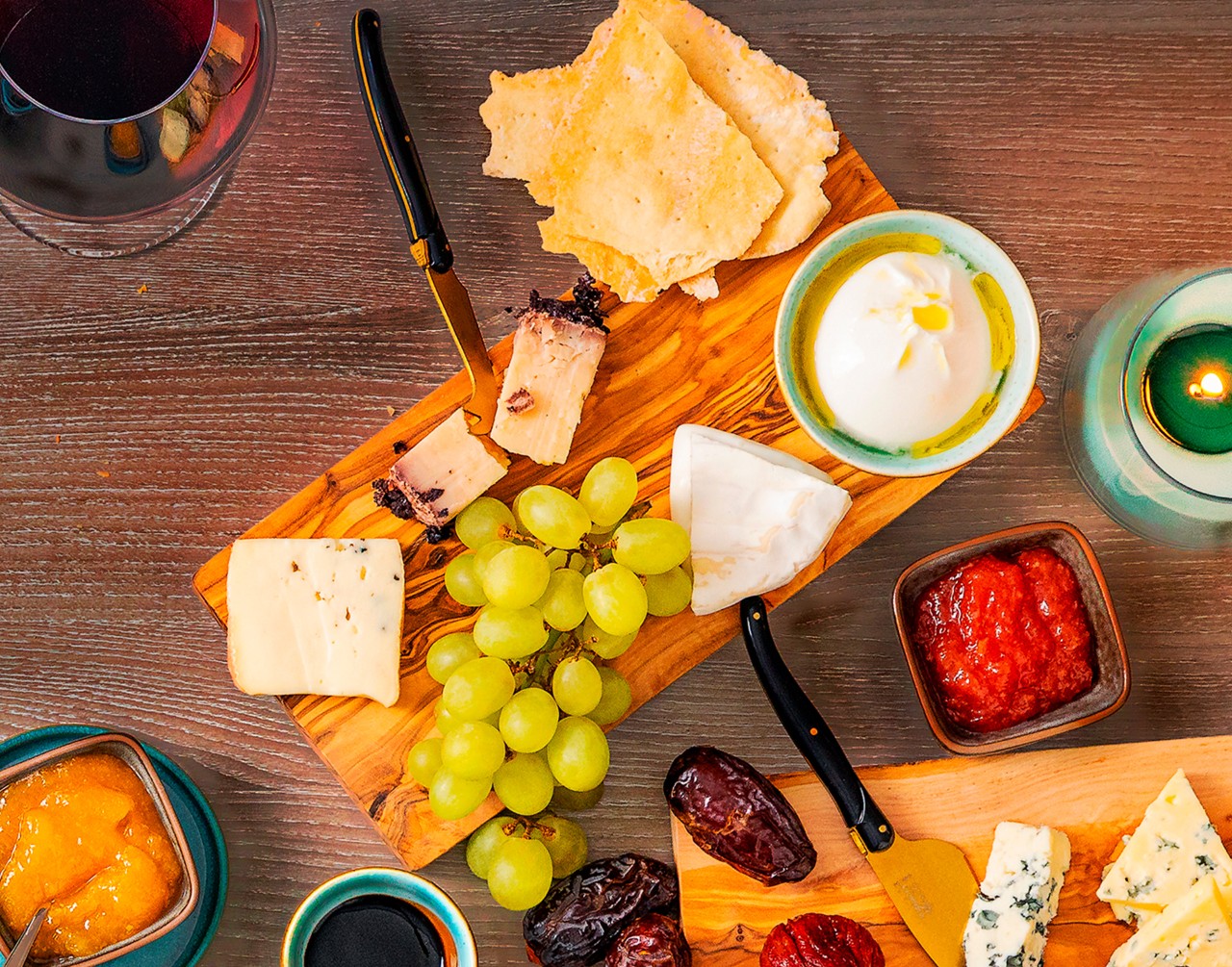 Jolie combinaison de 4 délicieux fromages italiens pour un plateau de fromages pour une personne. 