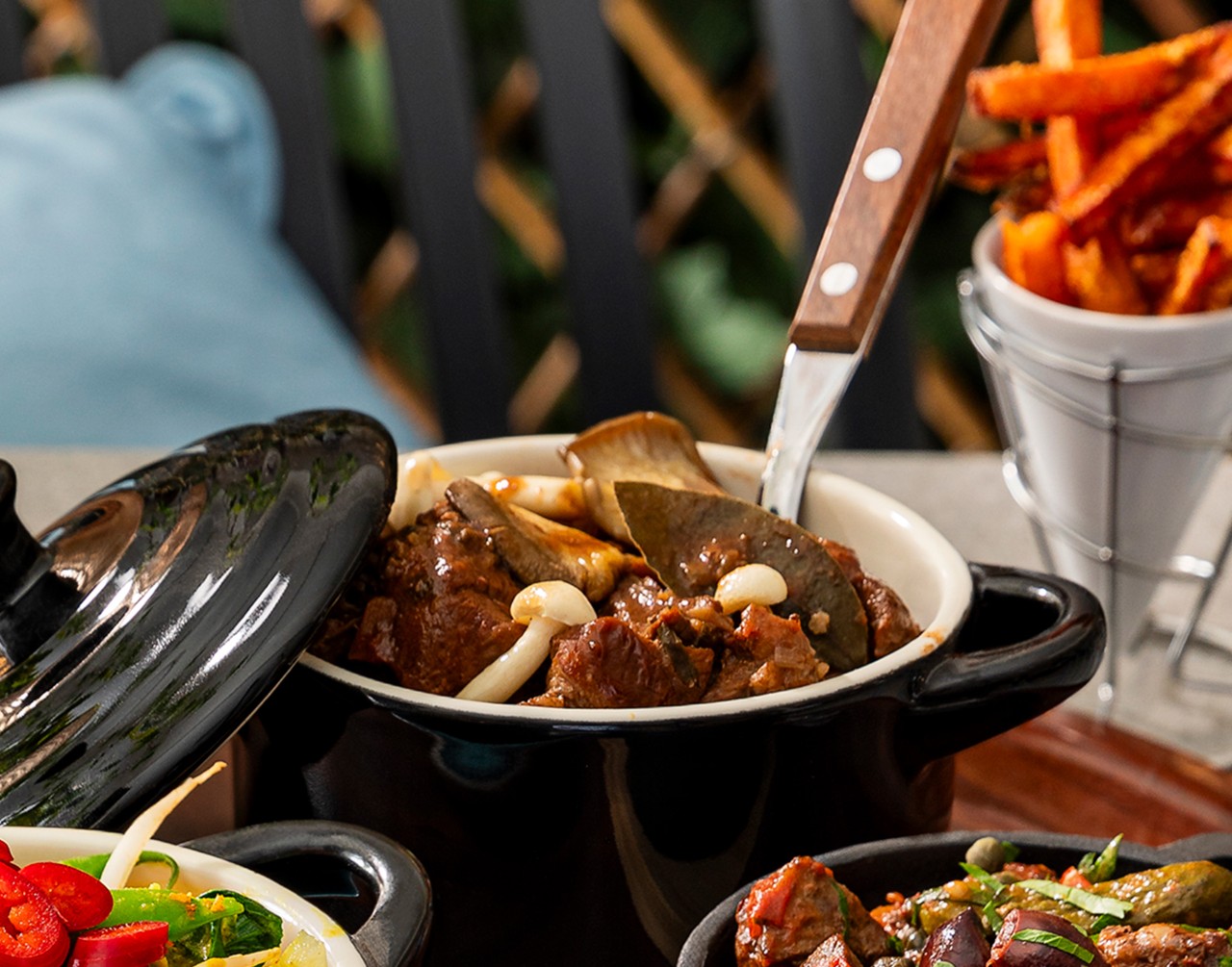 Ragoût de hêtres et de pleurotes, agrémenté d'une touche de vinaigre. Servi avec des frites de patates douces croustillantes. 