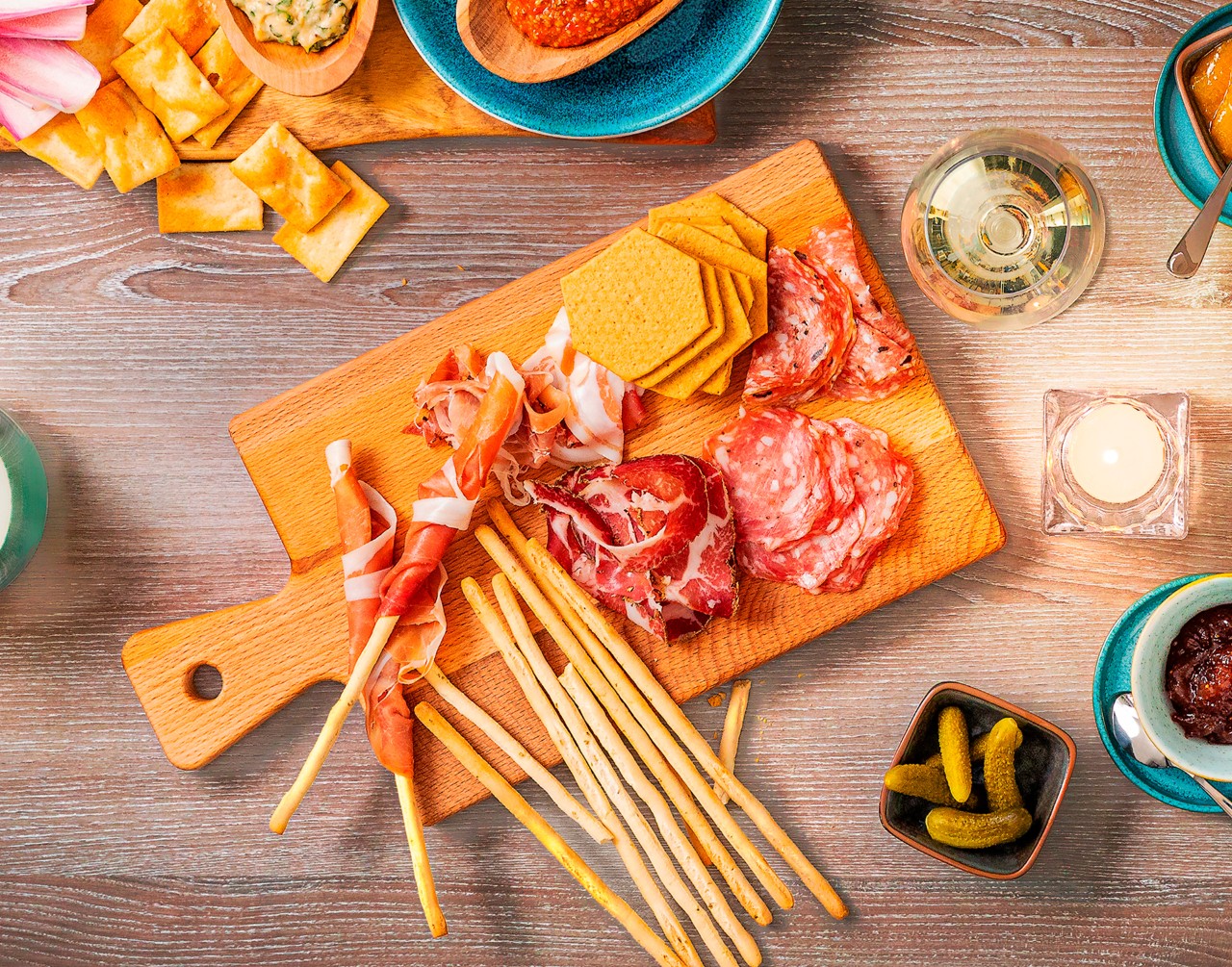 De délicieuses viandes italiennes pour un repas pour une personne. 