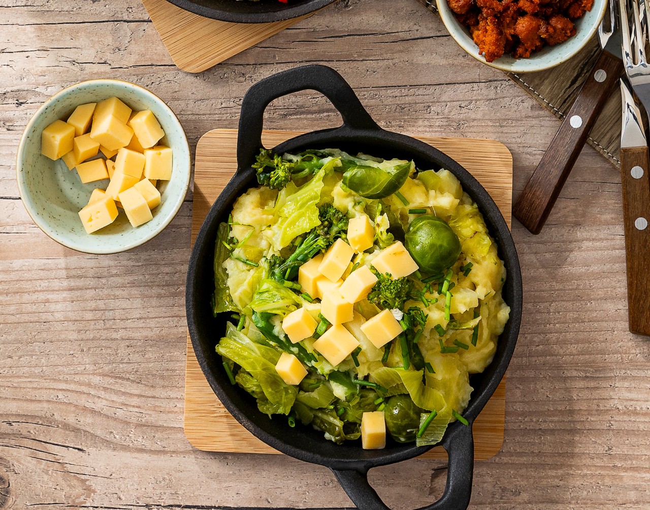 Un délicieux mélange de purée de pommes de terre et de légumes de saison, accompagné de fromage belge. La cuisine réconfortante à son meilleur !