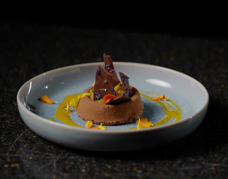 Savarin chocolat-mangue, galets de chocolat au poivre rose et coulis de fruits exotiques