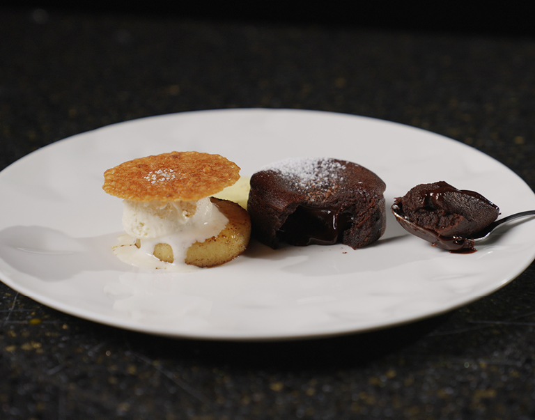 Moelleux au chocolat, sauce vanille, glace vanille et pomme cuite à la cannelle