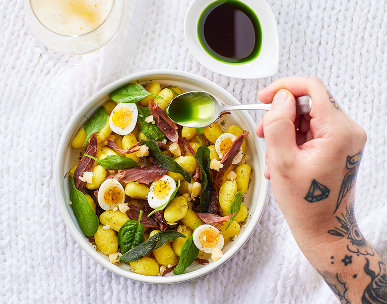 Gekonfijte eendenbout met gnocchi, salieboter, gekookt kwartelei, jonge spinazie en peterselie-olie