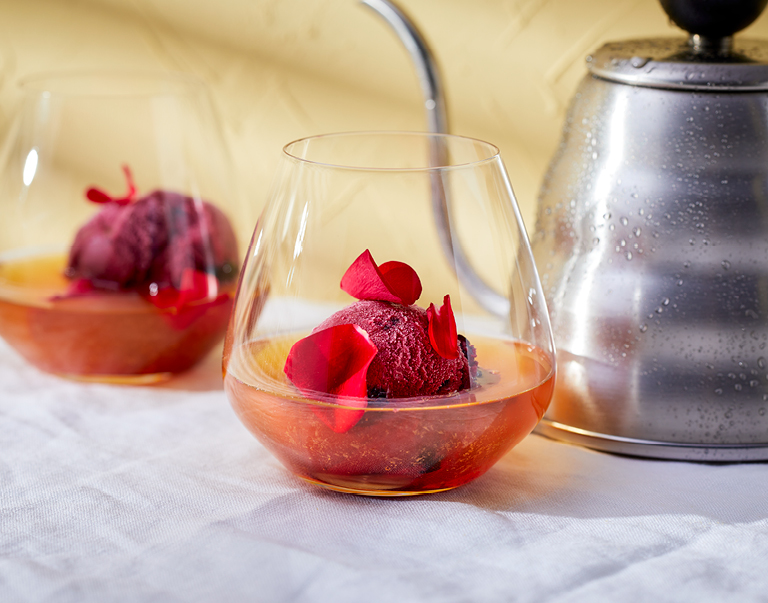 IJskoude theemocktail met sorbet van zwarte bes