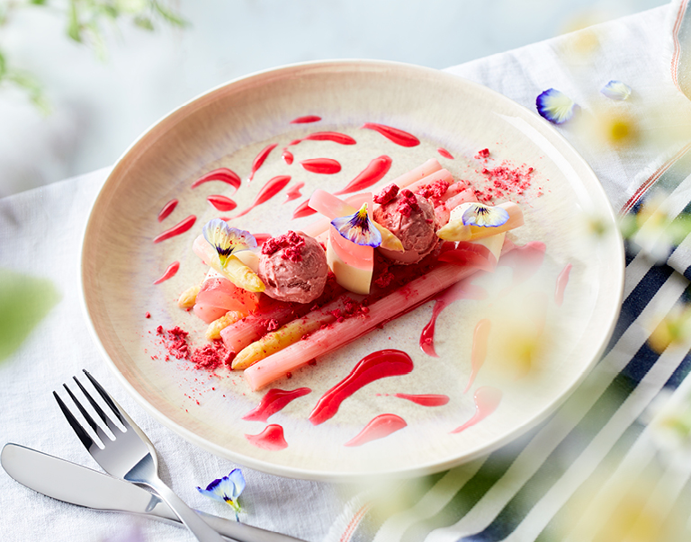 Panna cotta van asperges met gekonfijte rabarber en asperges, gevriesdroogde frambozen en frambozensorbet