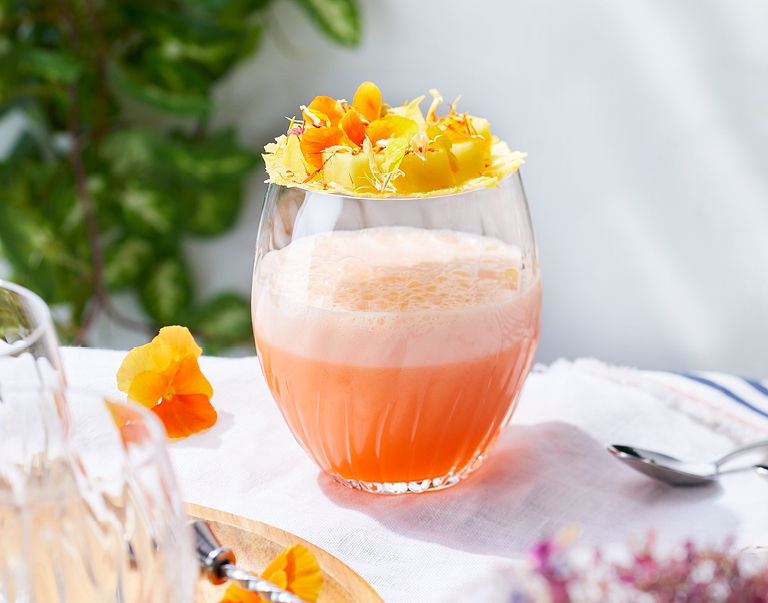 Cocktail van Aperol, vermout en ananas