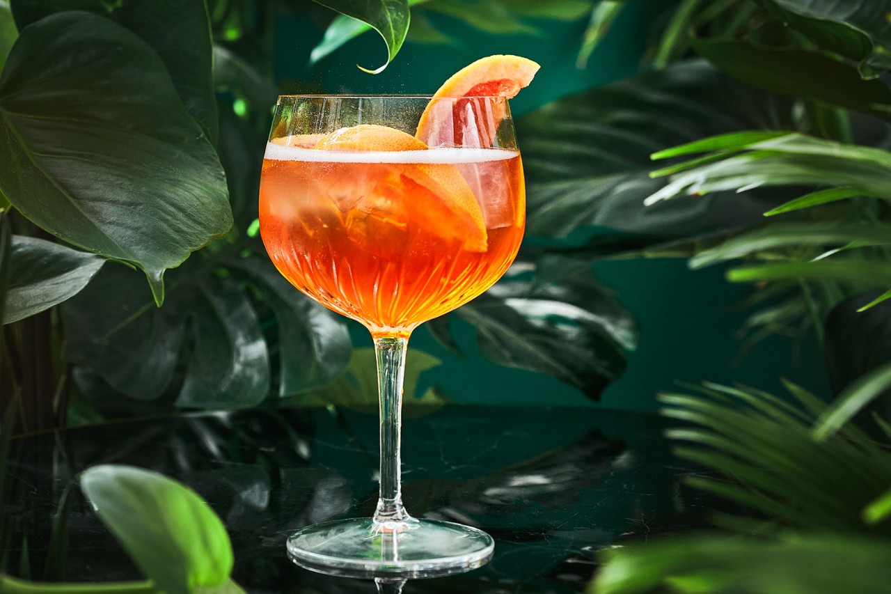 Een variant op de bekende Aperol Spritz met vlierbloesemtonic.