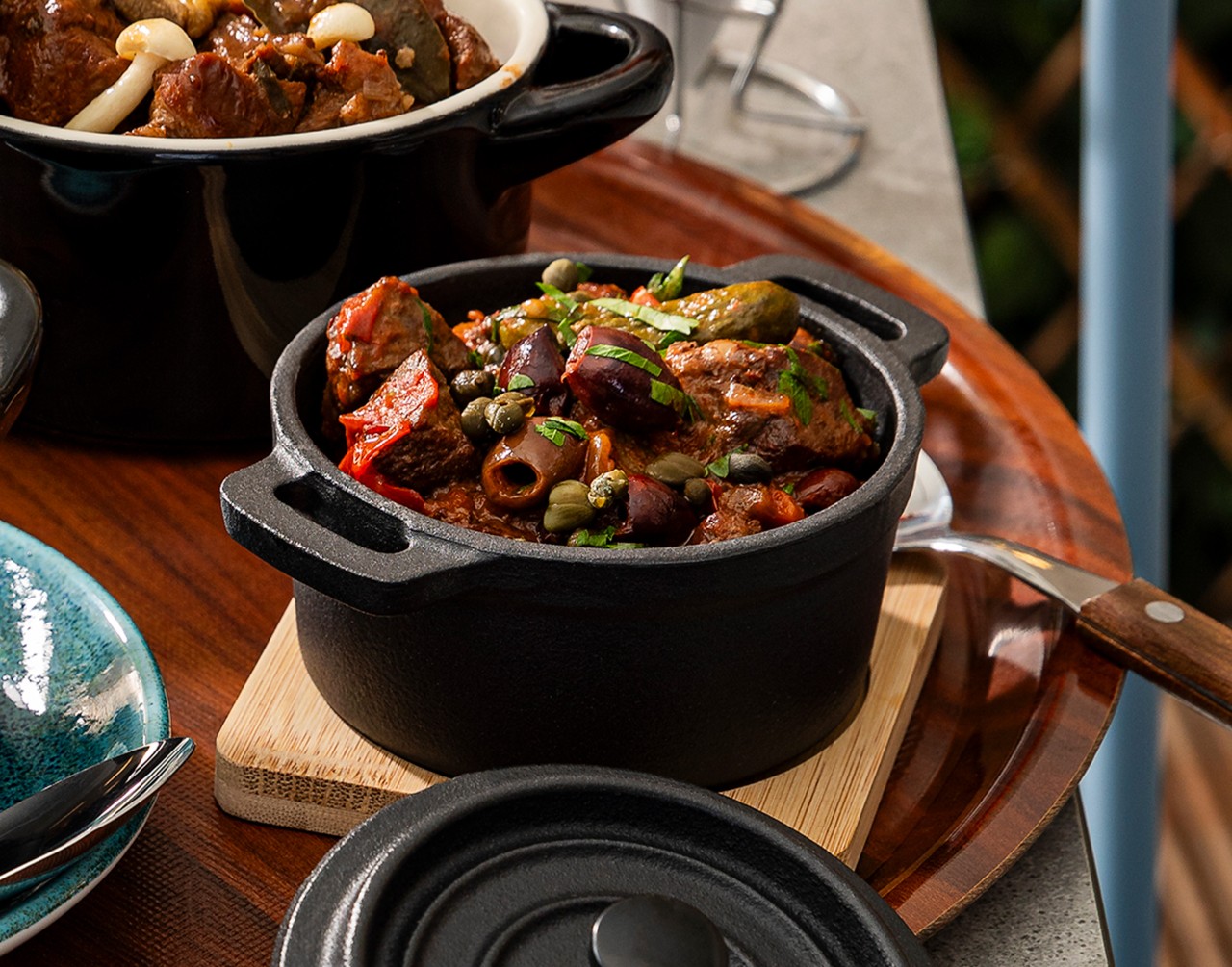 Een verrukkelijke lamstoofpot, langzaam gegaard in wijn met knoflook, winterpeen en tomaten. Verrijkt met olijven, kappertjes en cornichons. 