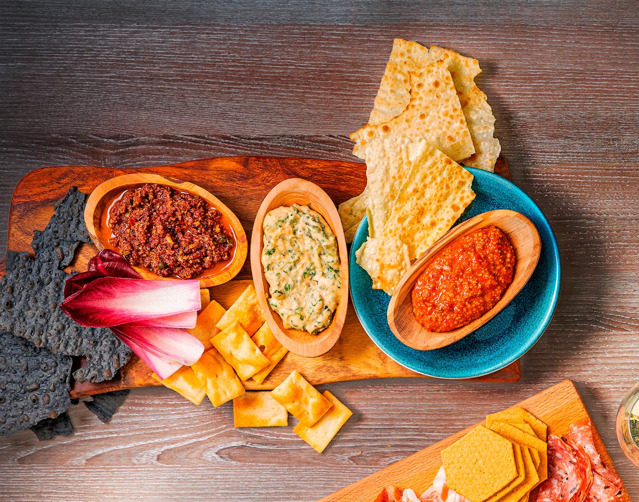 Heerlijk eenpersoonsplankje met vegetarische dips. 